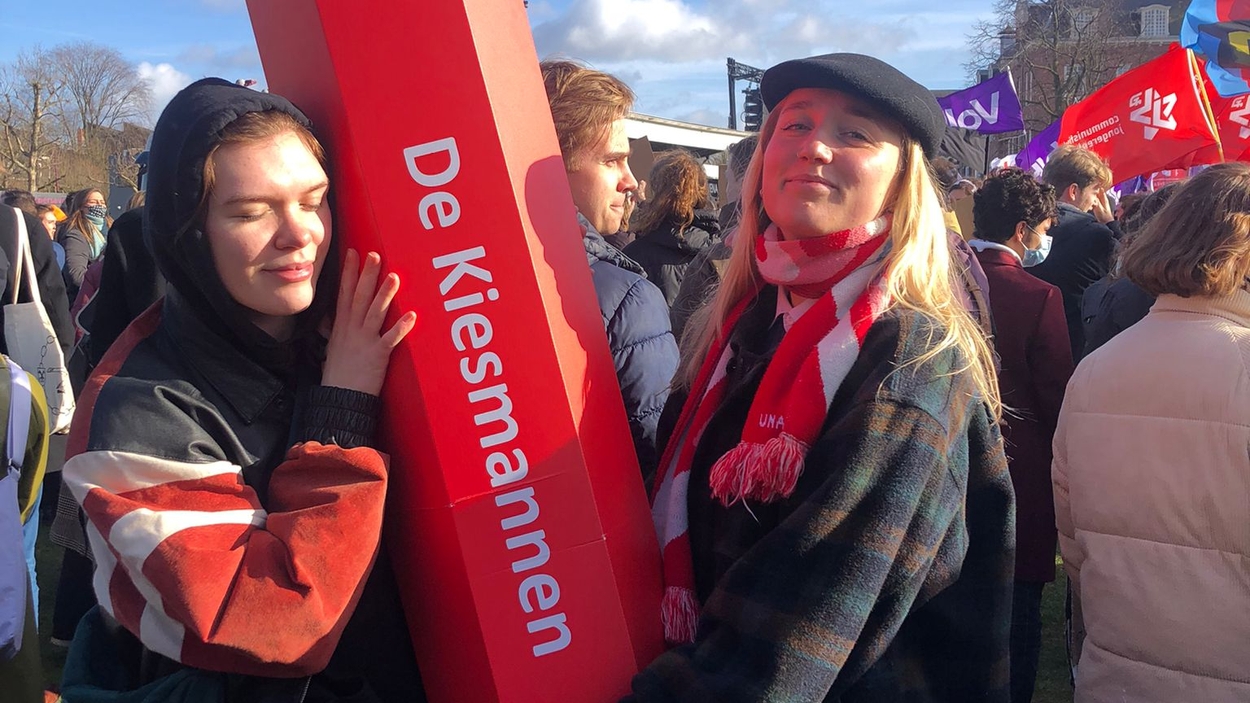 Fleur Haages protesteert in Amsterdam voor compensatie voor de 'pechgeneratie'