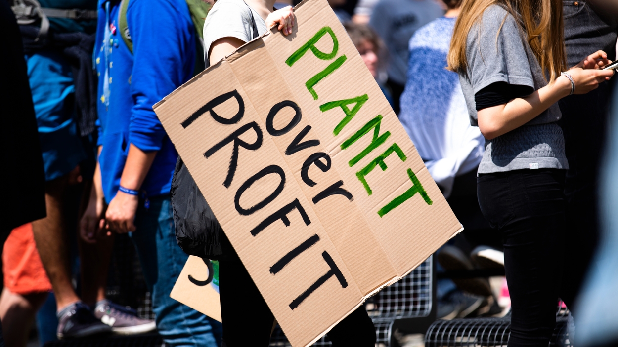 'Planet over Profit' spandoek
