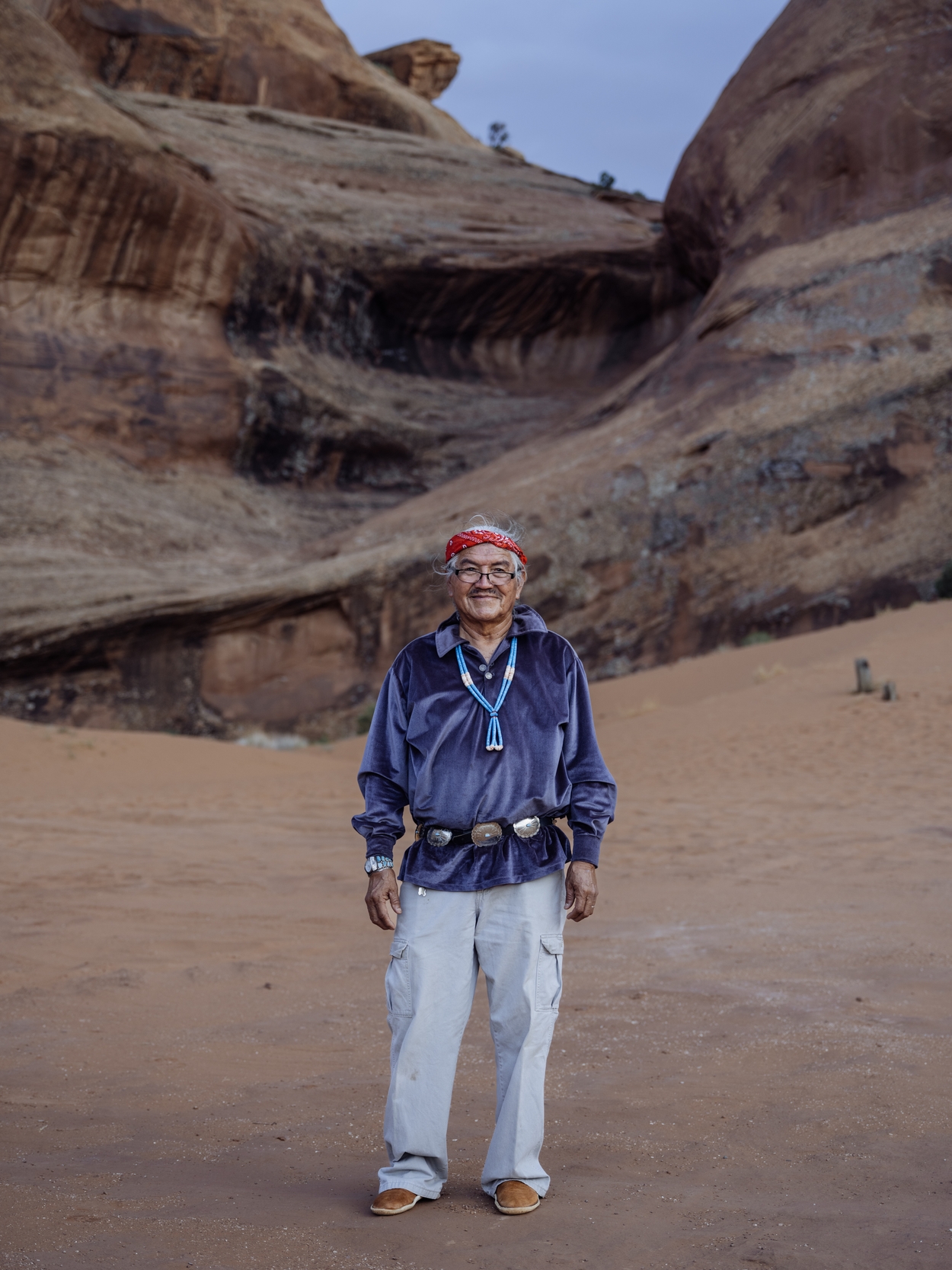De familie Yasi, Monument Valley nationaal park in Navajoland, in Ondersteboven van de Amerika's