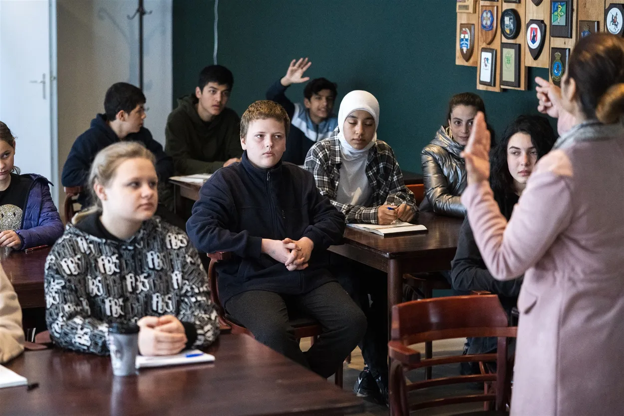 Afbeelding van Wat?! Opvanglocaties al jaren ‘ongeschikte plek’ voor vluchtelingenkinderen