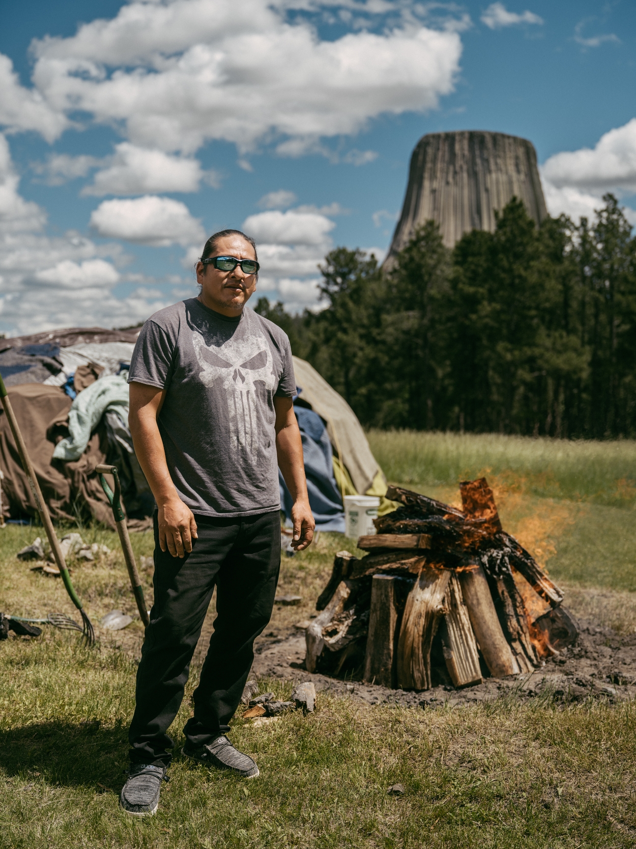 Jesse White Bull, Hunkpapa Dakota/Lakota, in Ondersteboven van de Amerika's