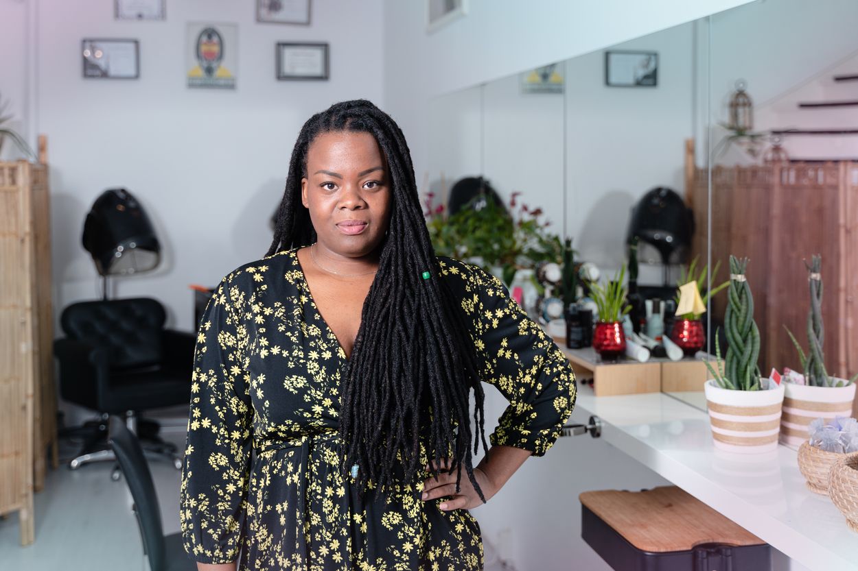 Afbeelding van Jahél: ‘Ik leer mensen van hun natuurlijke afro haar te houden’ | Nederland Protesteert