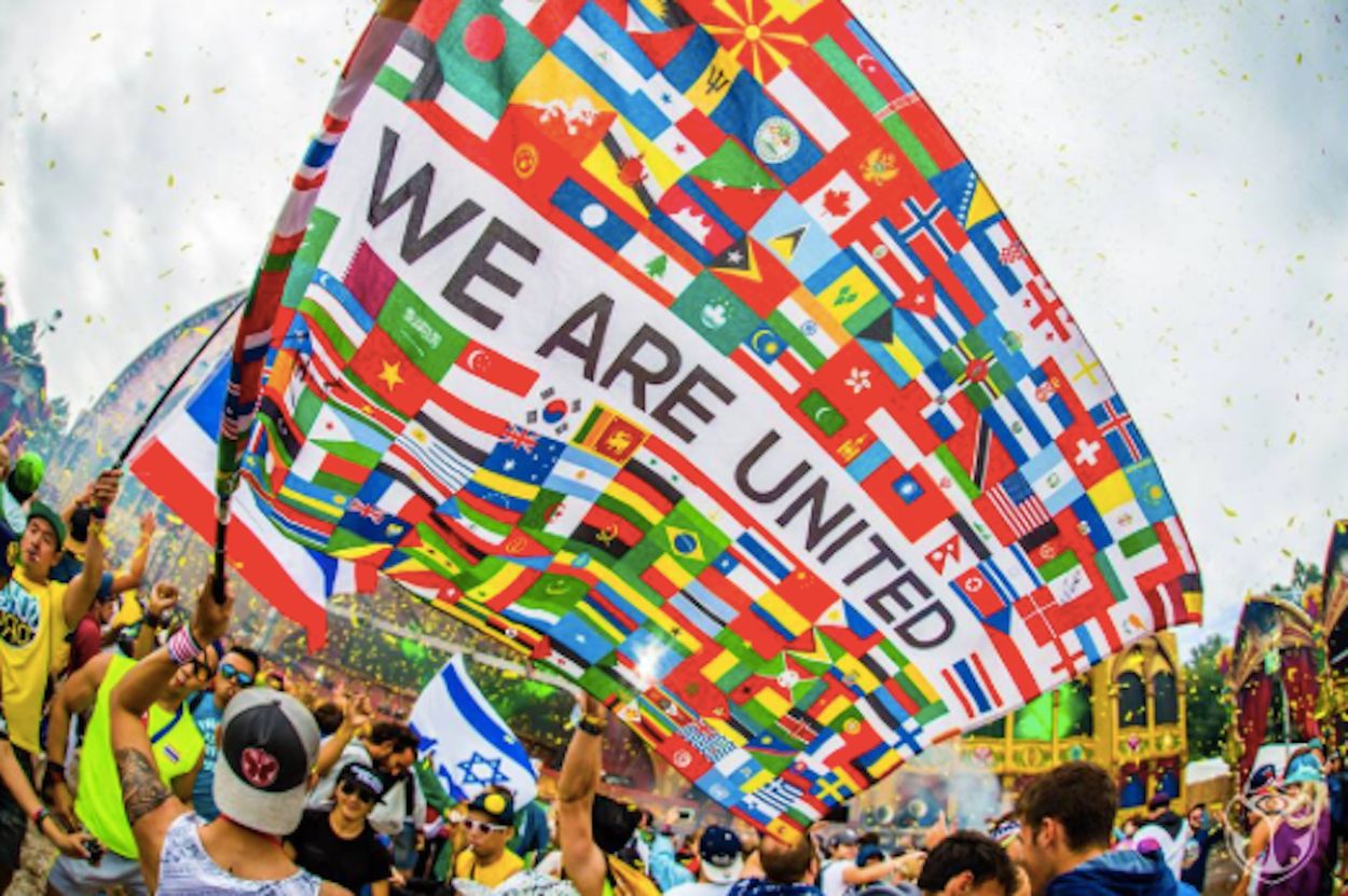 Afbeelding van Waarom loopt heel Tomorrowland met vlaggen rond?