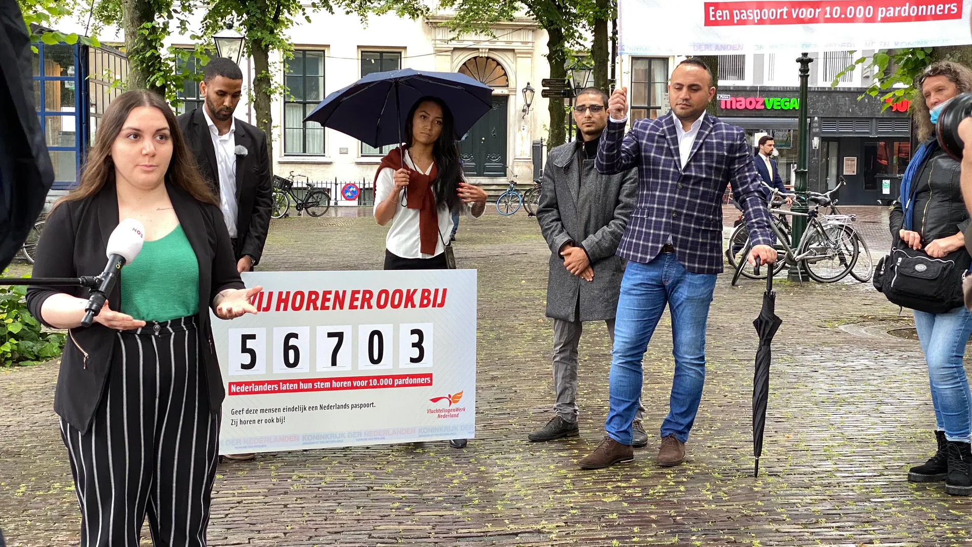 Marine, Yosef, Dina en Levon tijdens de overhandiging in Den Haag