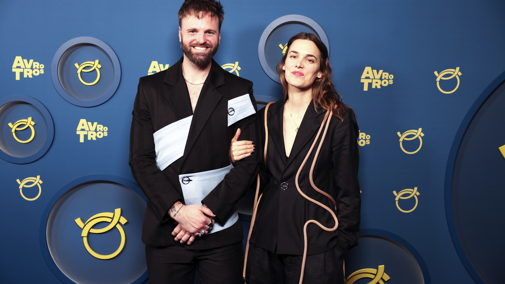 Tim Hofman met vriendin Lize Korpershoek op de rode loper van het Gouden Televizier Ring Gala in Carre.