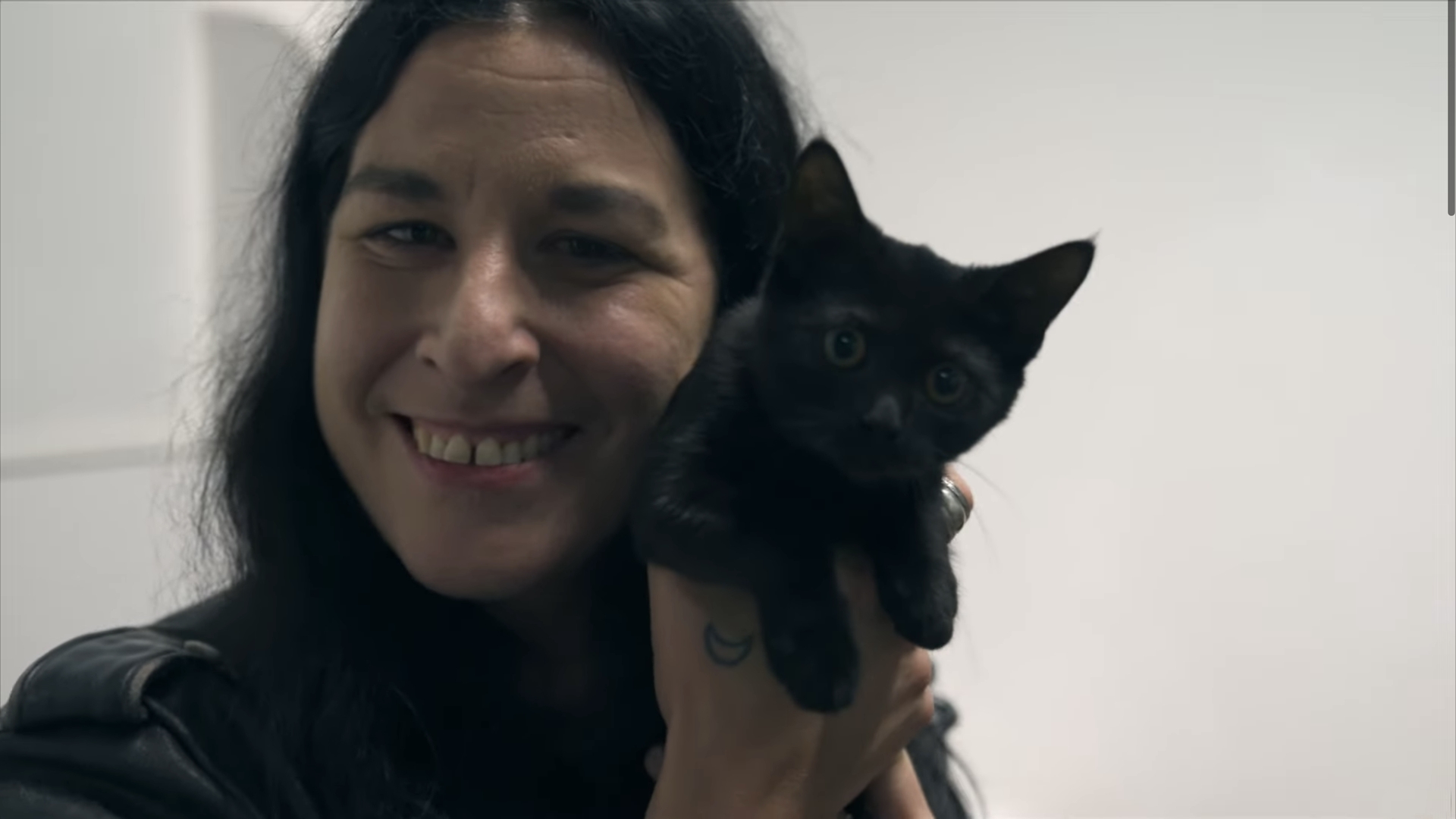 Raven maakt kennis met gedumpte kittens in overvol kattenasiel: 'Waarom doen mensen dat nou?!'