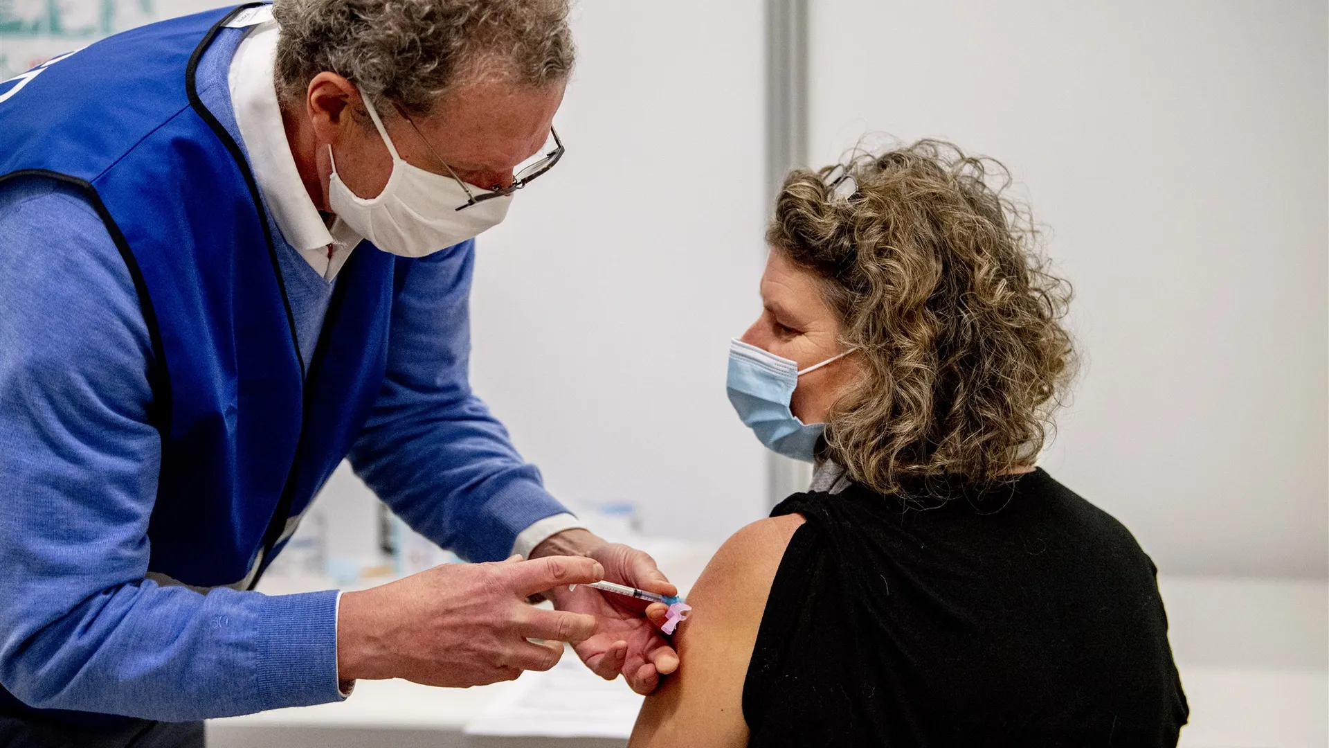 Zorgmedewerkers laat zich vaccineren tegen het coronavirus