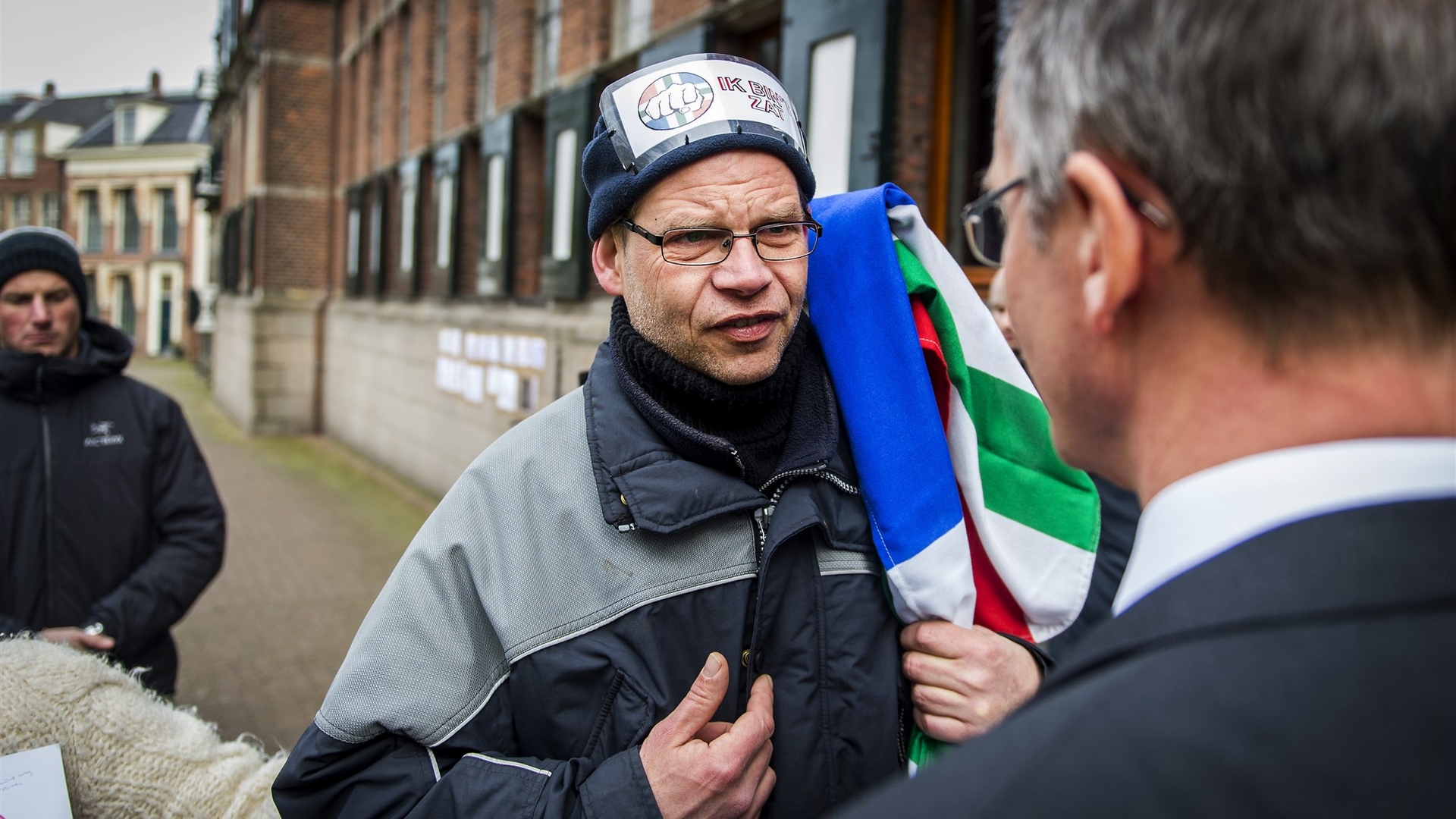 Toenmalig minister van Economische Zaken Henk Kamp in gesprek met een geëmotioneerde actievoerder op 18 Januari 2014.