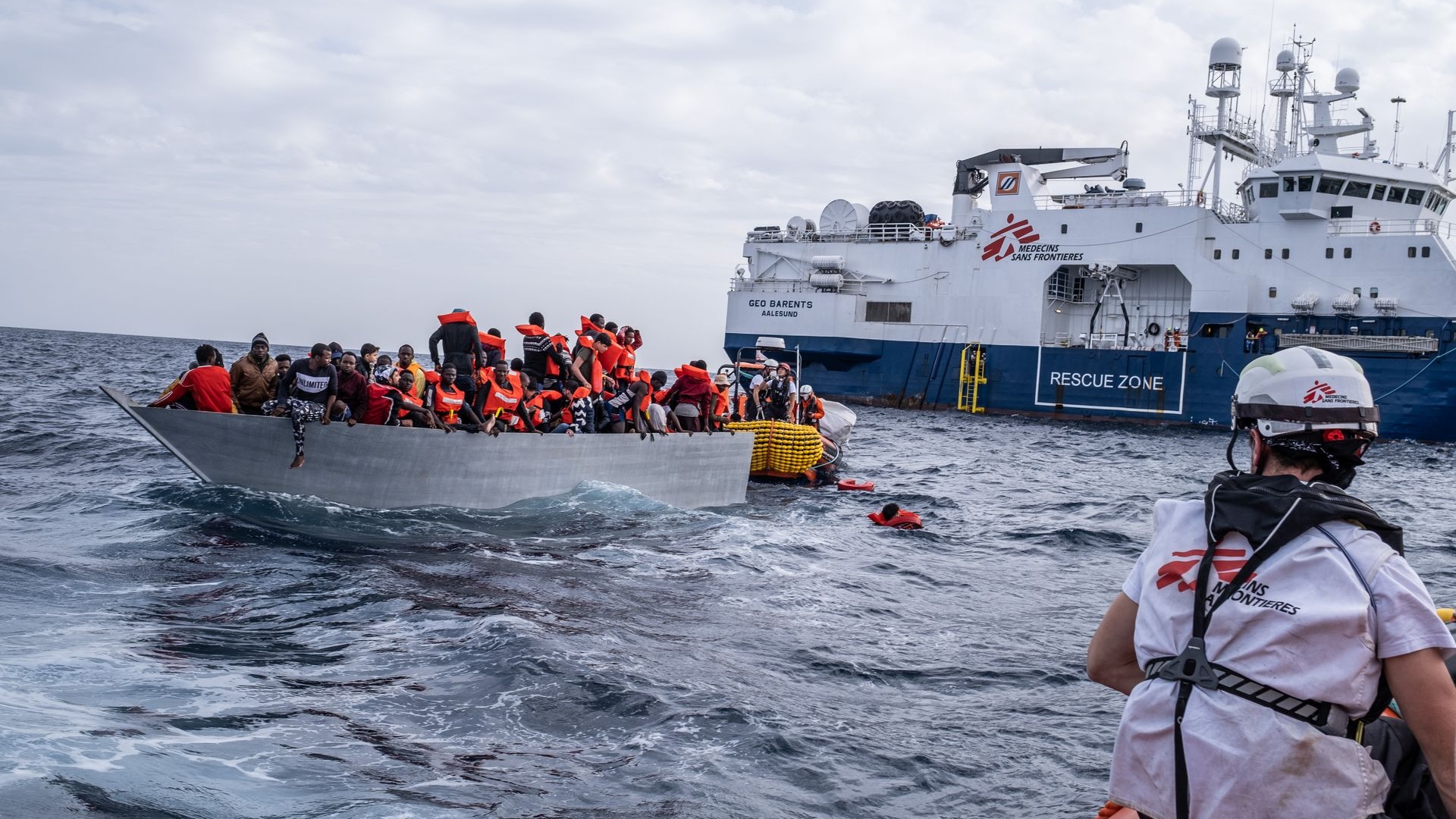 Hulpverleners van Artsen zonder Grenzen reageren op de Middellandse Zee op een noodoproep van 440 migranten