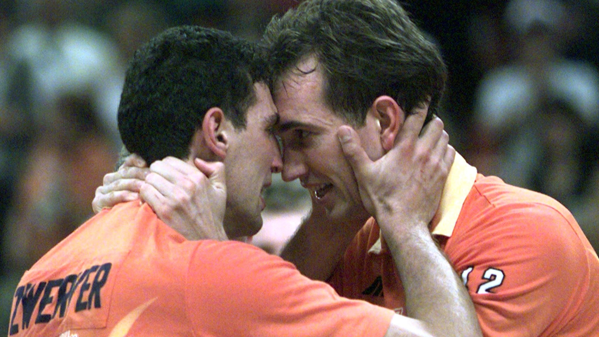 Ron Zwerver (L) en Peter Blange emotioneel na afloop van de gewonnen wedstrijd tegen Italie. De Nederlanse volleyballers veroverden zondag het olympisch goud door de finale te winnen met 3-2.