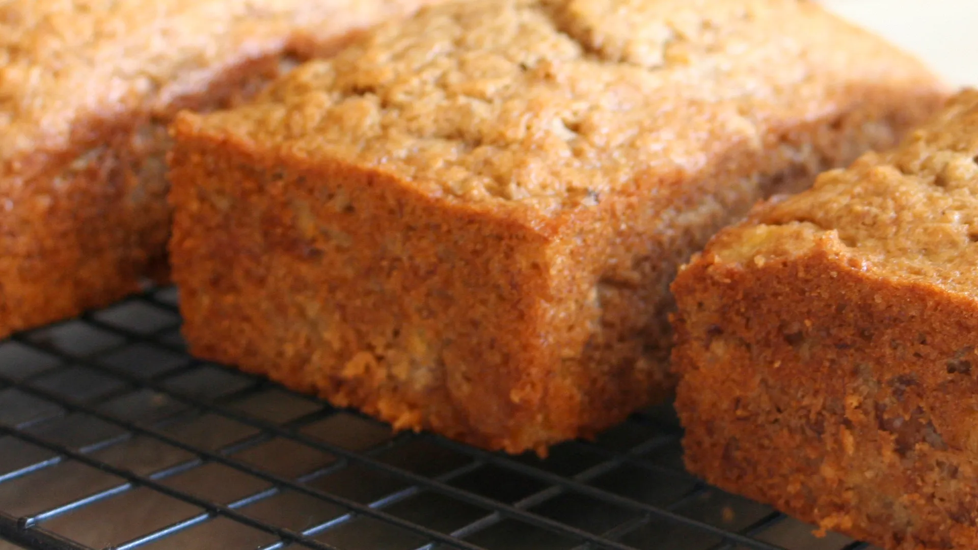 Walnut-Bourbon_Banana_Bread_loaves_on_wire_racks,_March_2010
