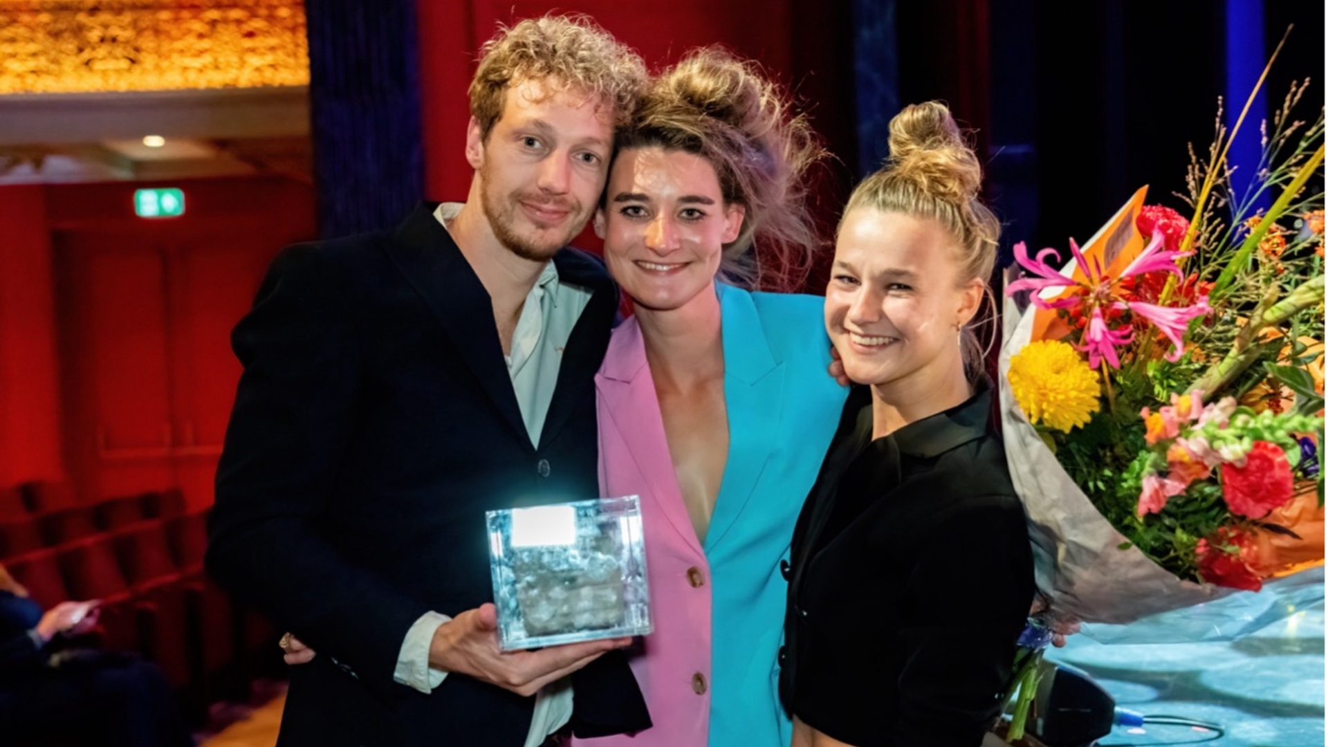 Kirsten met haar partners na het winnen van de VSCD-cabaretprijs Neerlands Hoop voor haar voorstelling (S)EXPERIMENT