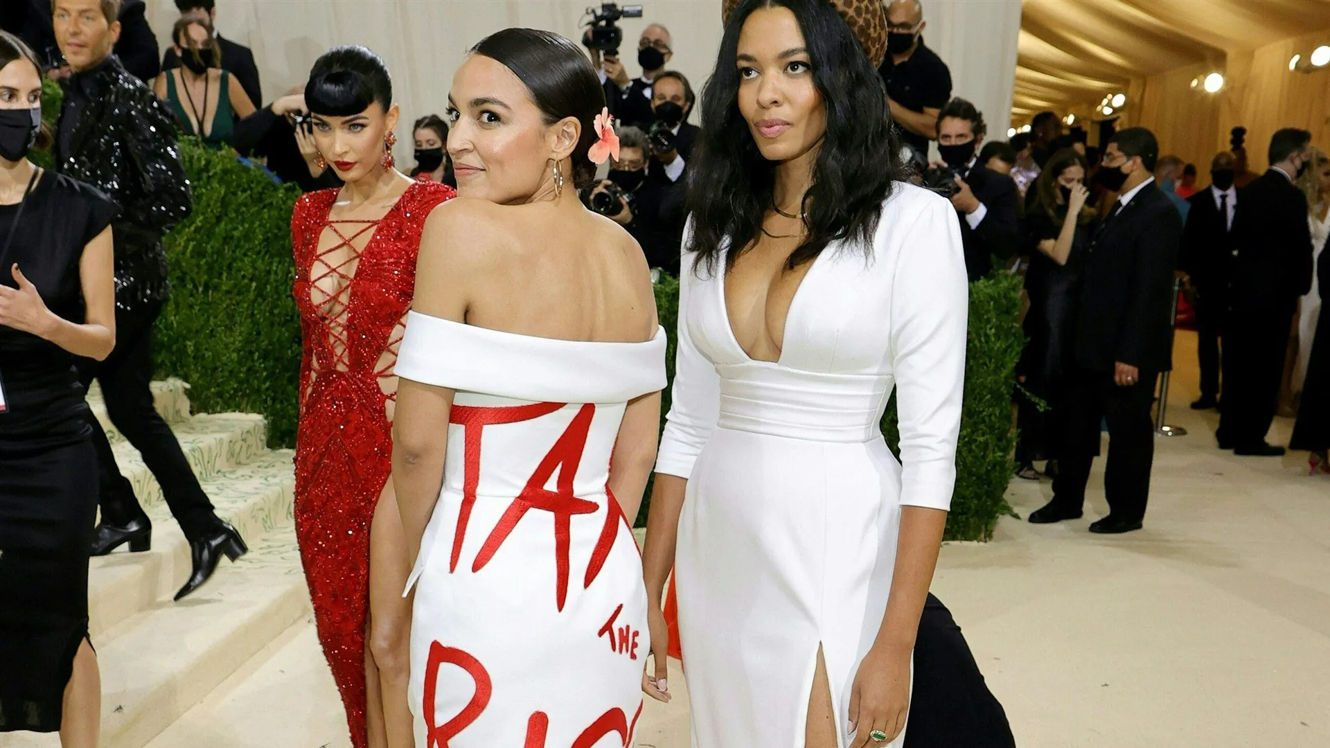Alexandria Ocasio-Cortez en ontwerper Aurora James tijdens het Met Gala 2021