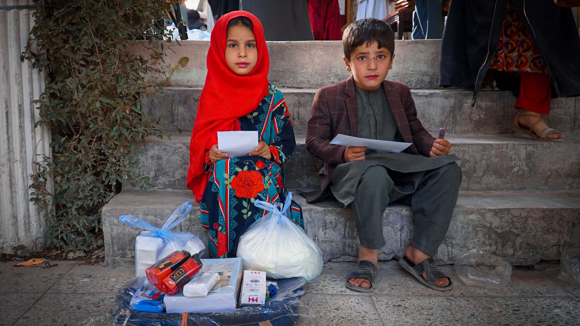 Kinderen krijgen humanitaire hulp in Kabul