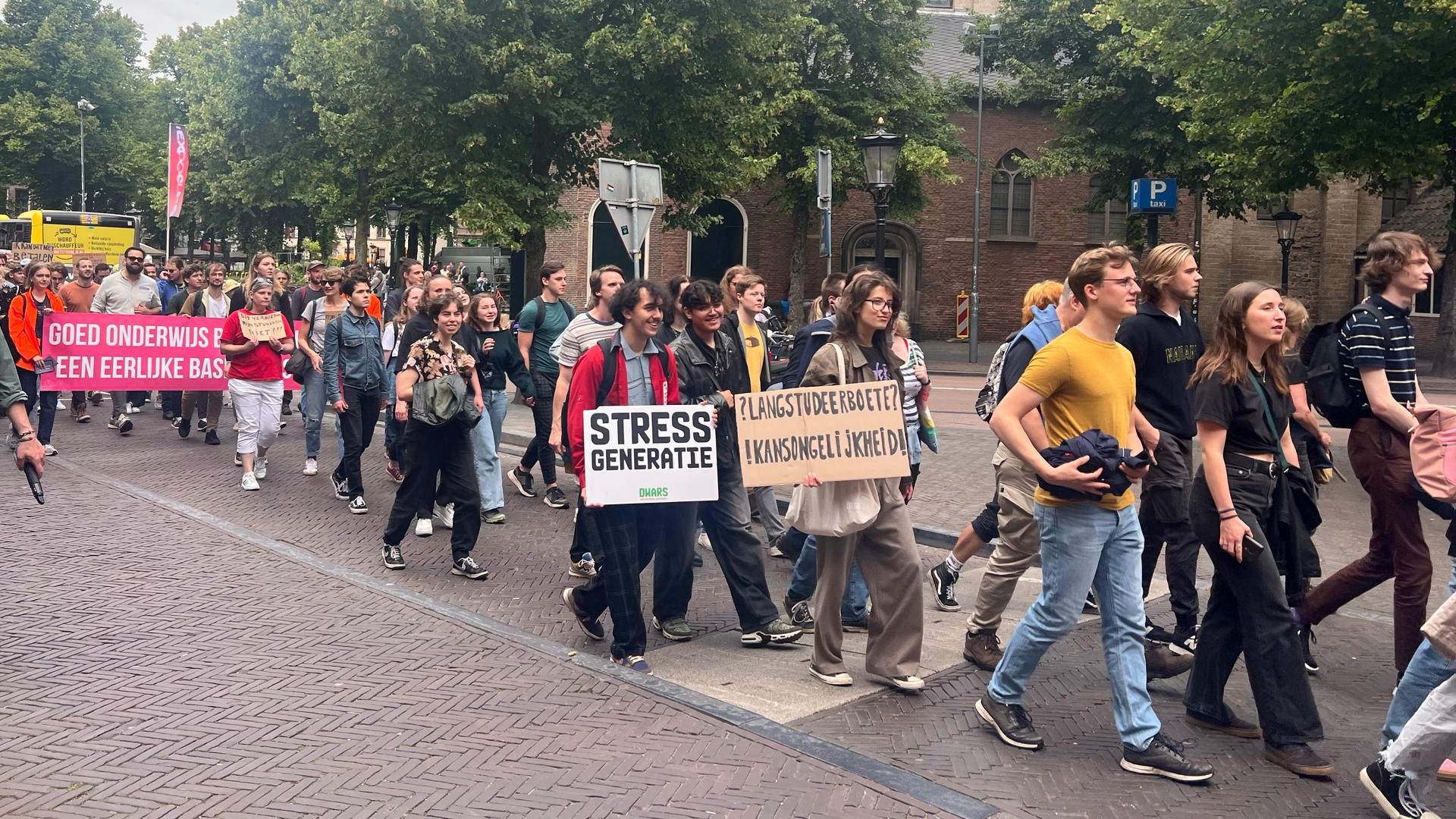 Afbeelding van Deze studenten staan op tegen de langstudeerboete: 'We pikken de plannen niet zomaar'