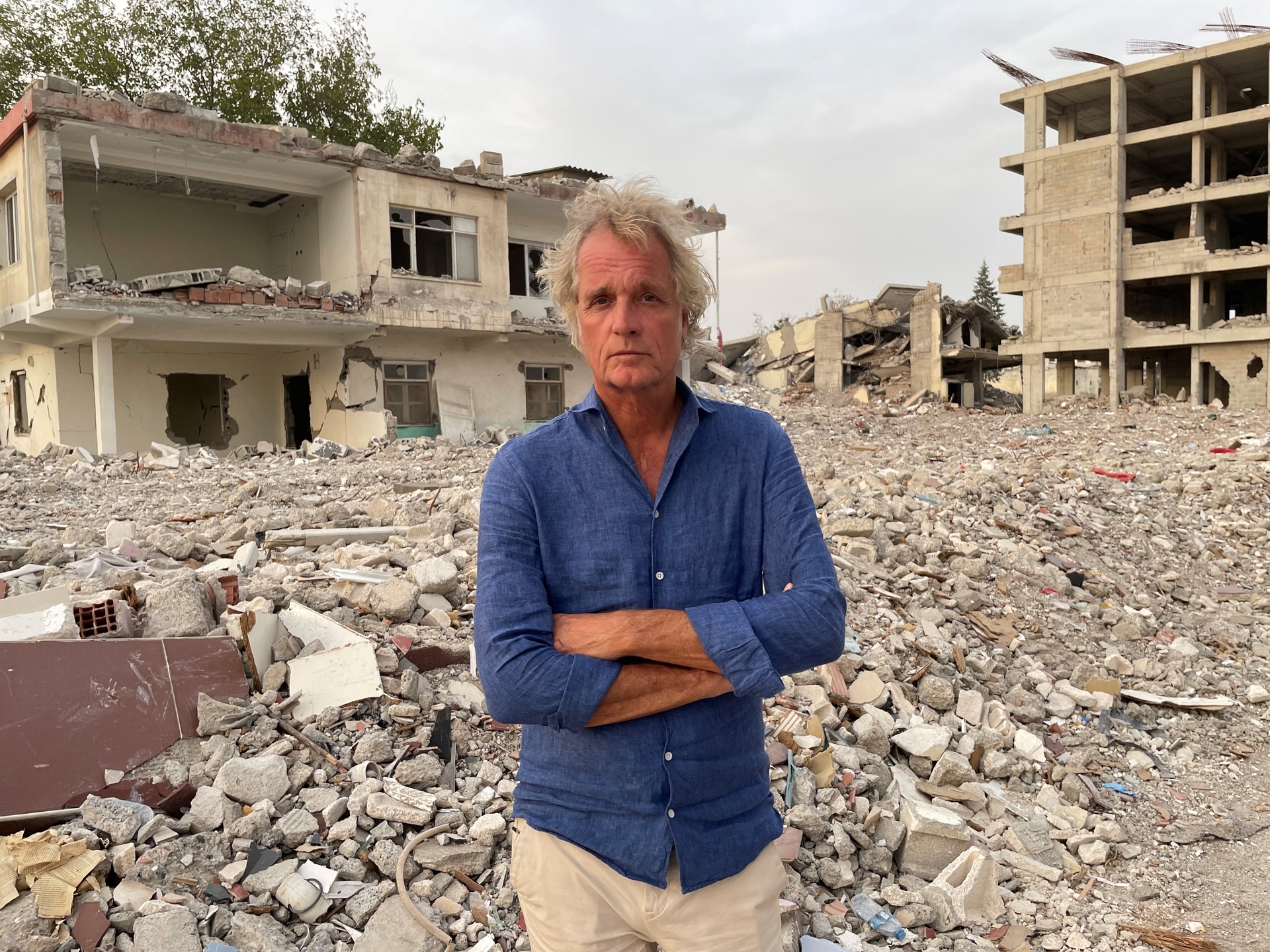 Afbeelding van Jeroen Pauw bezocht aardbevings­slachtoffers Turkije: 'Je zag veel vreugde bij mensen dat ze nog leven en tegelijkertijd veel leed'