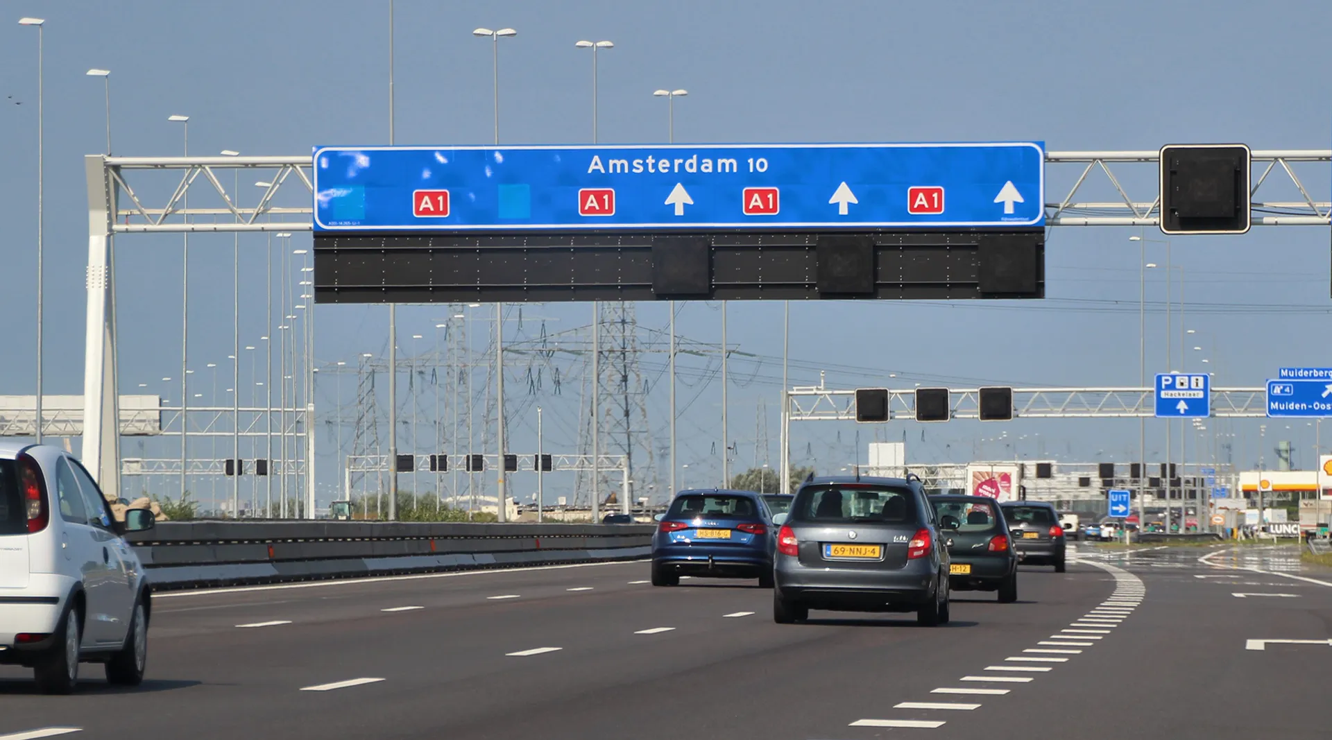 Afbeelding van Vrouw wandelt via snelweg naar de Hema