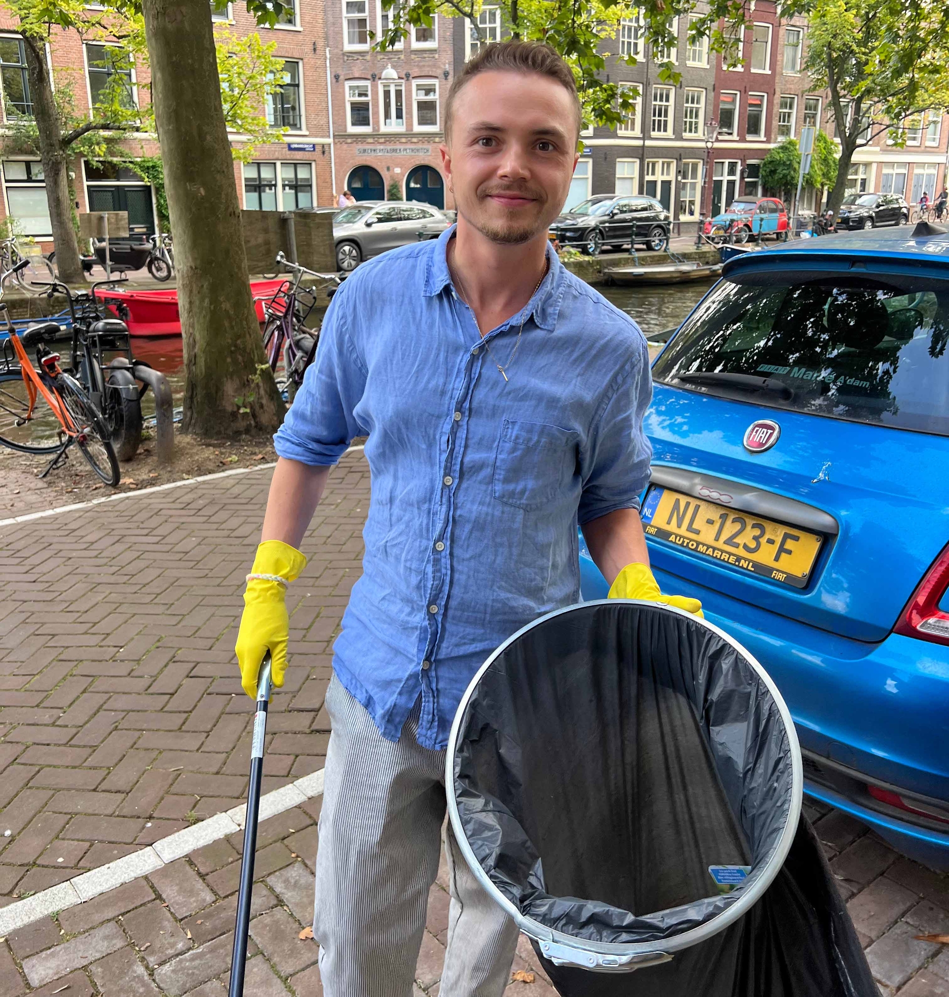 Afbeelding van Stefan (27) prikt afval met de Trashy Friends Club: 'Mensen ontmoeten terwijl je samen de stad schoonmaakt'