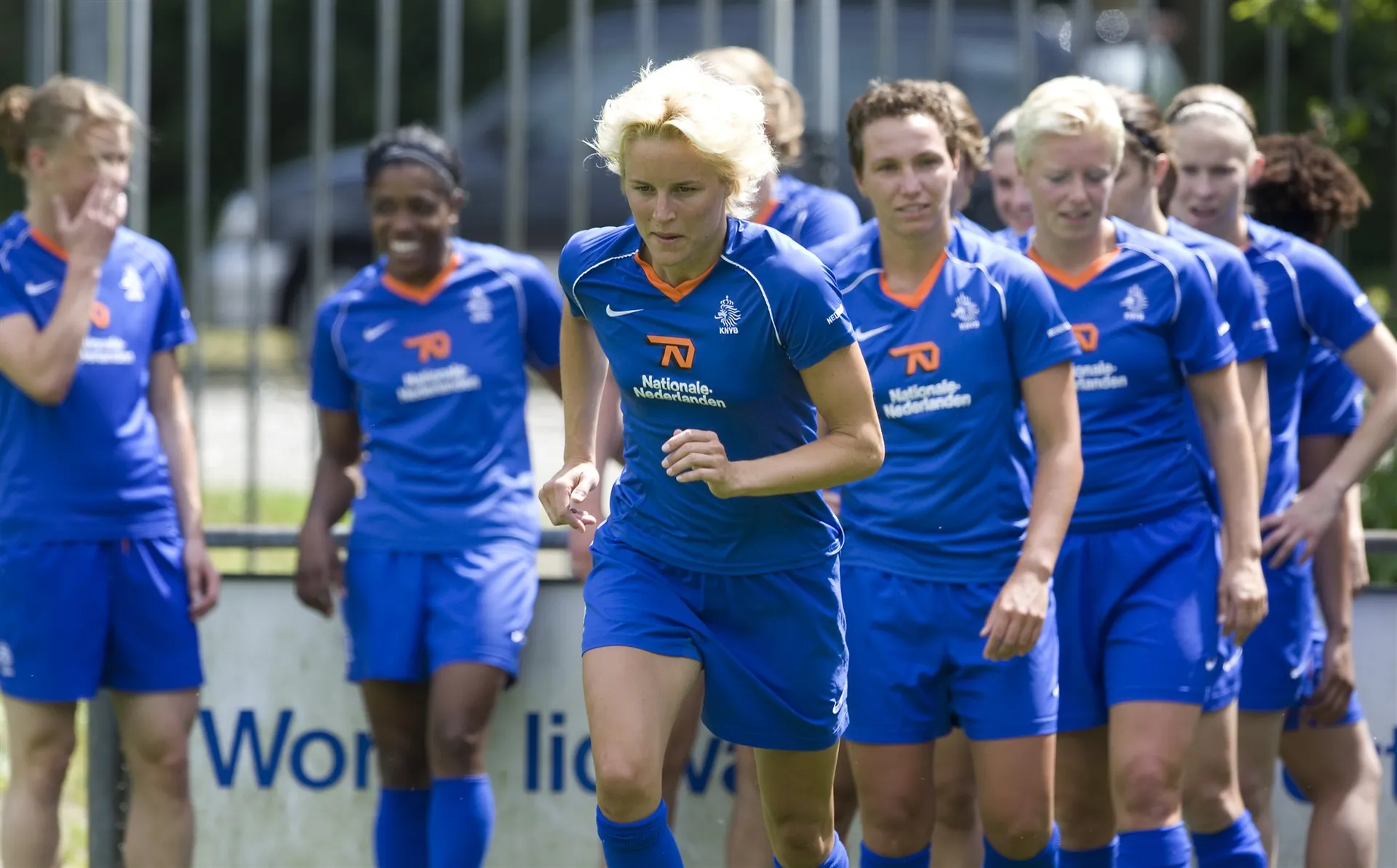 Afbeelding van Wanneer krijgen vrouwelijke voetballers evenveel betaald als mannen?
