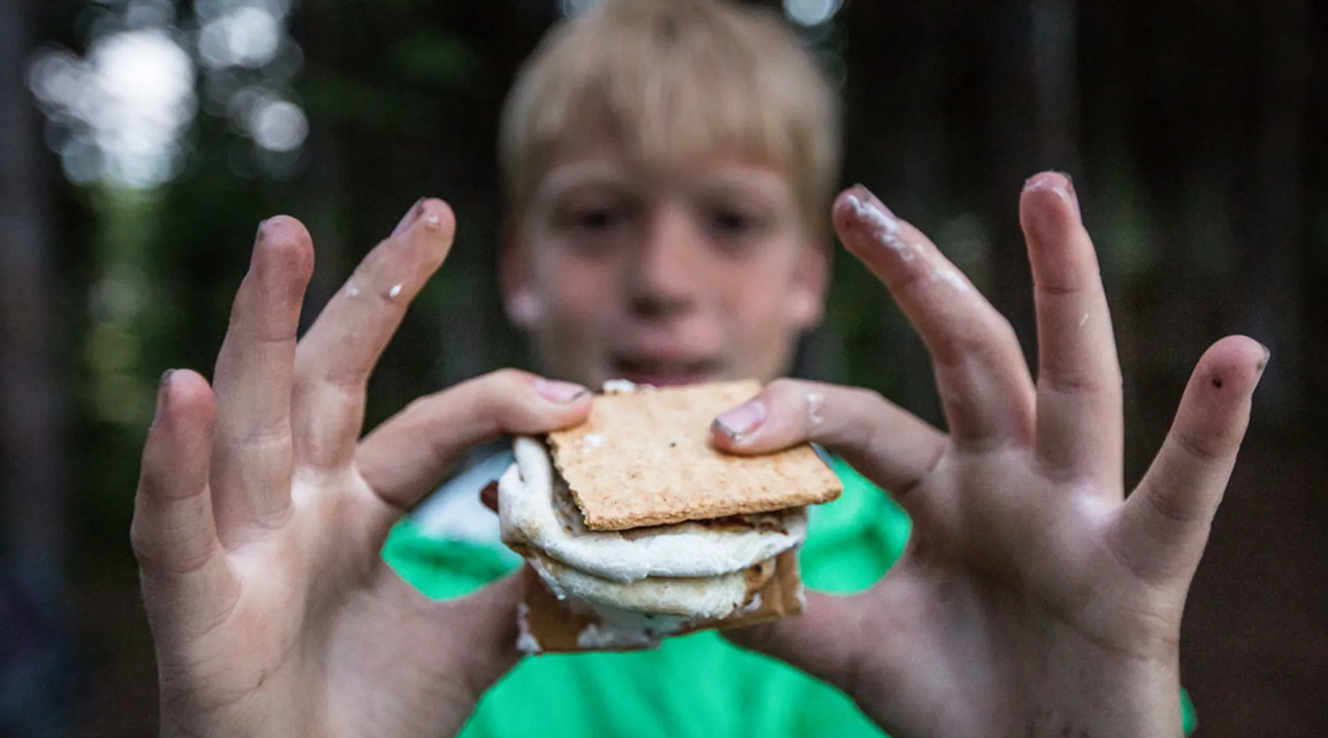 Afbeelding van Scholier bakt koekjes met as van grootouders