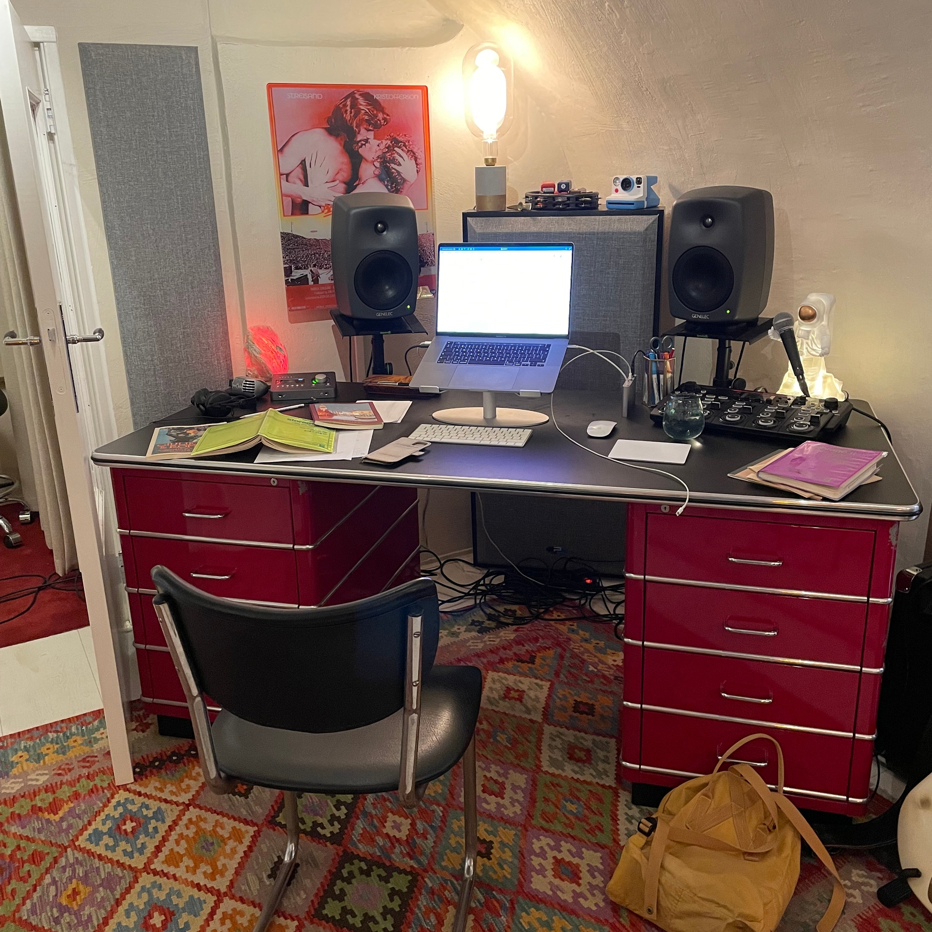 'Mijn bureau thuis, in de kelder, waar ik schrijf'