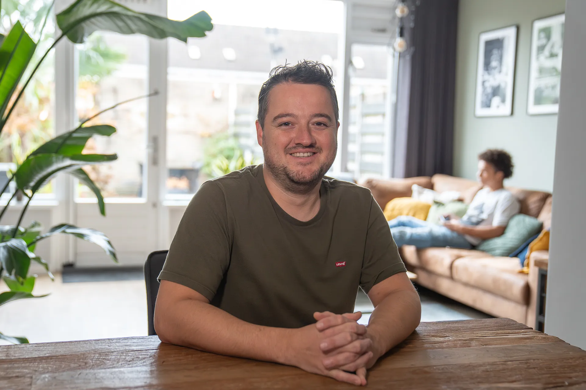Afbeelding van Rens (36) werd pleegouder door de serie Dertigers: 'Het voegt veel toe aan mijn leven'