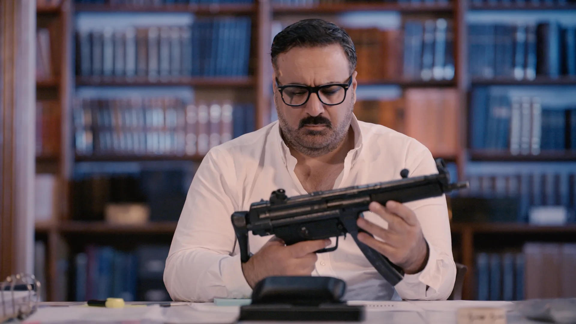 Afbeelding van Sinan Can over de Wapenroute: 'de scheidslijn tussen legaal en illegaal is zo flinterdun'