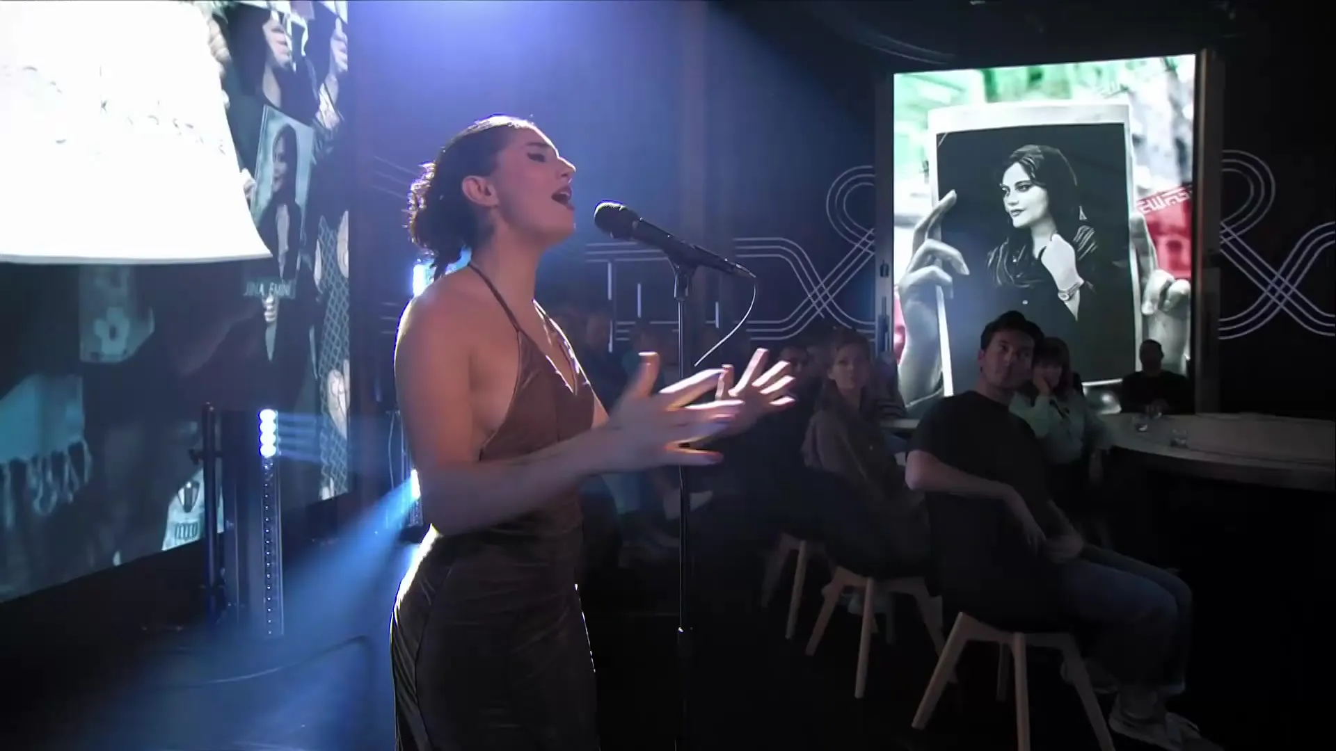 Afbeelding van Naaz zingt 'Azadi': 'Ik probeer te praten, maar ze zeggen dat dat niet mag. Omdat ik een meisje ben.'