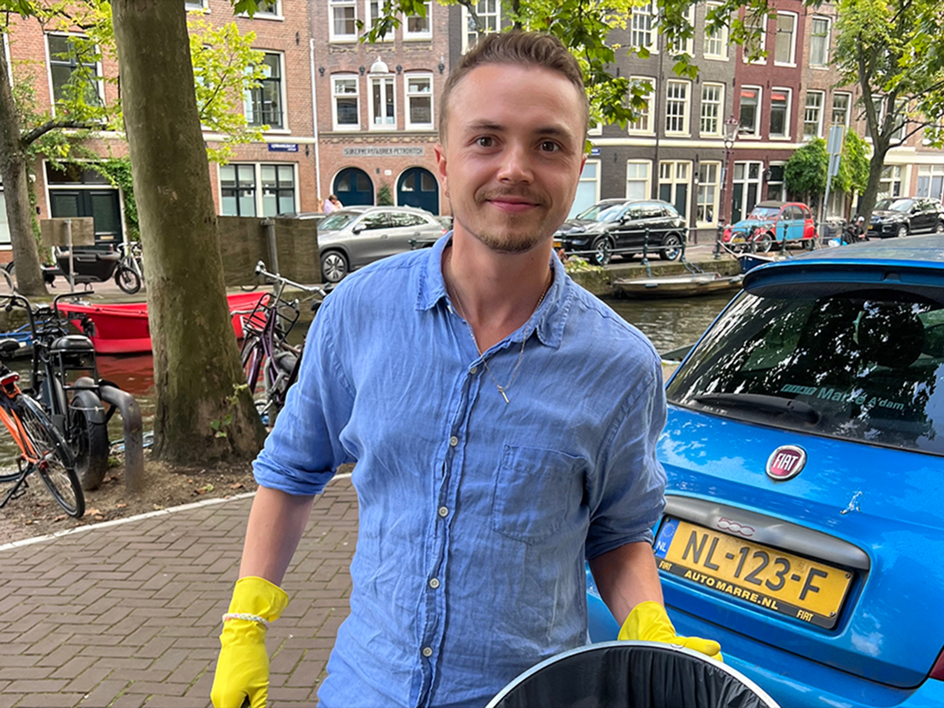 Afbeelding van Stefan (27) prikt afval met de Trashy Friends Club: 'Mensen ontmoeten terwijl je samen de stad schoonmaakt'