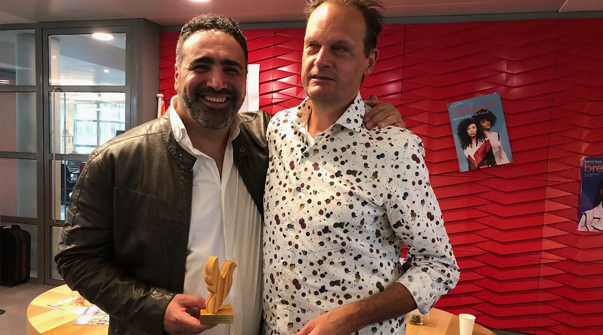 Afbeelding van Sinan Can krijgt de 'PAX Duif" voor vrede
