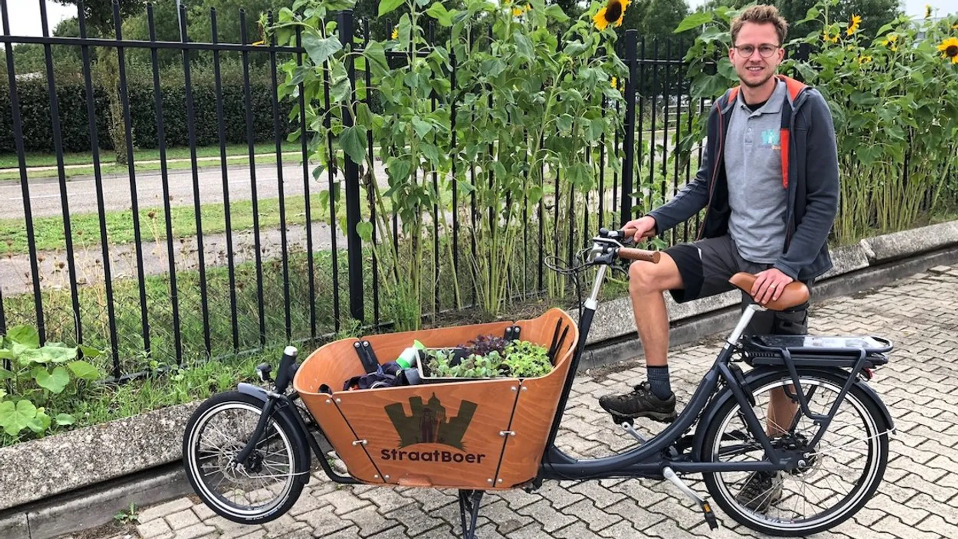 Straatboer Christiaan Kuipers bij het 'Eetbaar hek'