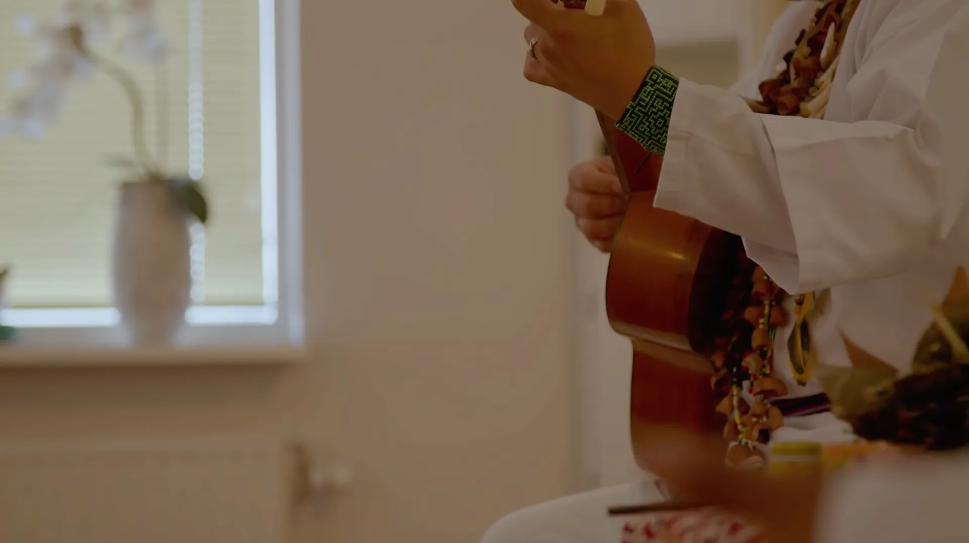 Taita speelt gitaar