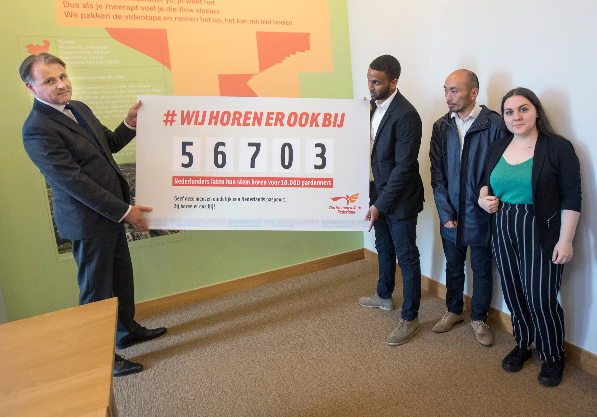 Overhandiging petitie aan Bert-Jan ter Heerdt (directeur Migratiebeleid bij het ministerie van Justitie en Veiligheid)