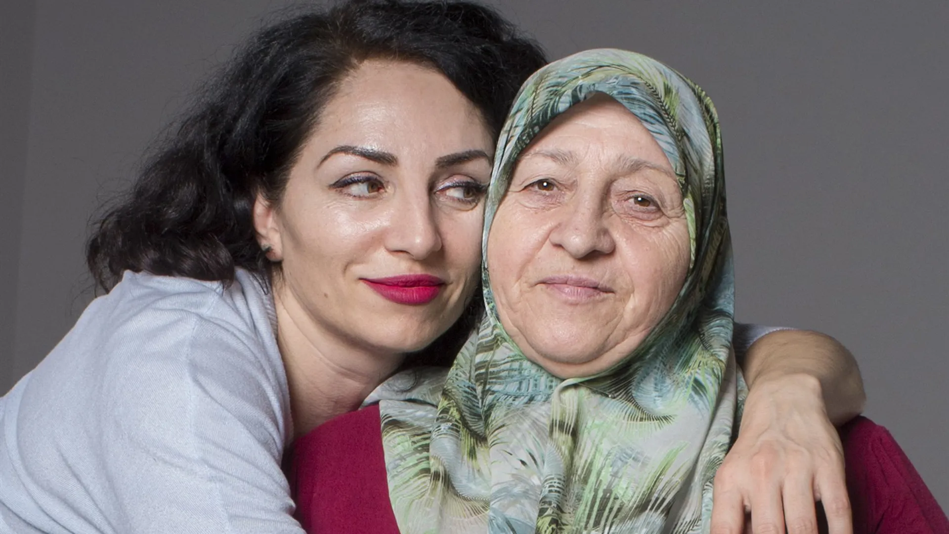 Afbeelding van Hoe dicht Nazmiye Oral de kloof met haar traditionele moeder?