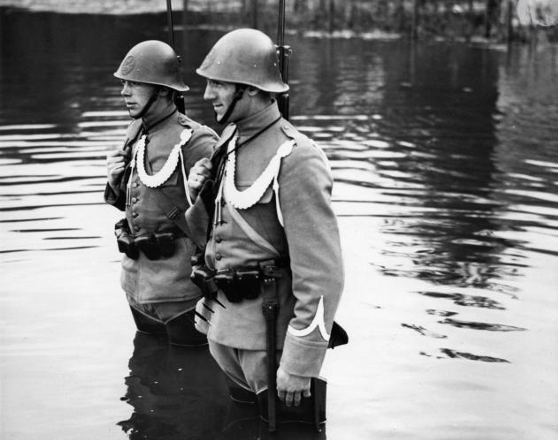 Mobilisatie_1939_Dutch_soldiers_on_guard
