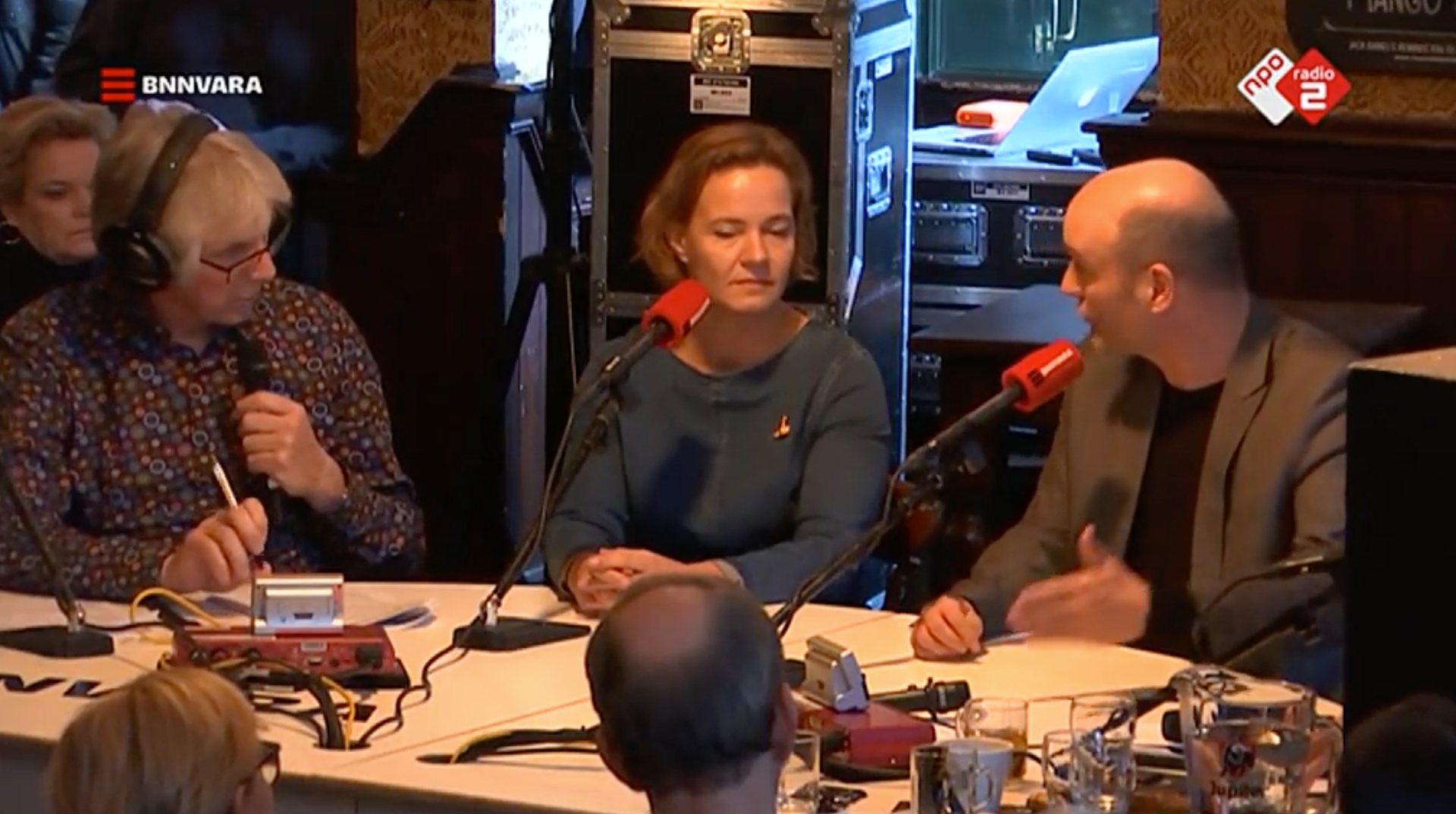 Kamerleden Judith Tielen van de VVD en Jasper van Dijk van de SP in debat over de basisbanen