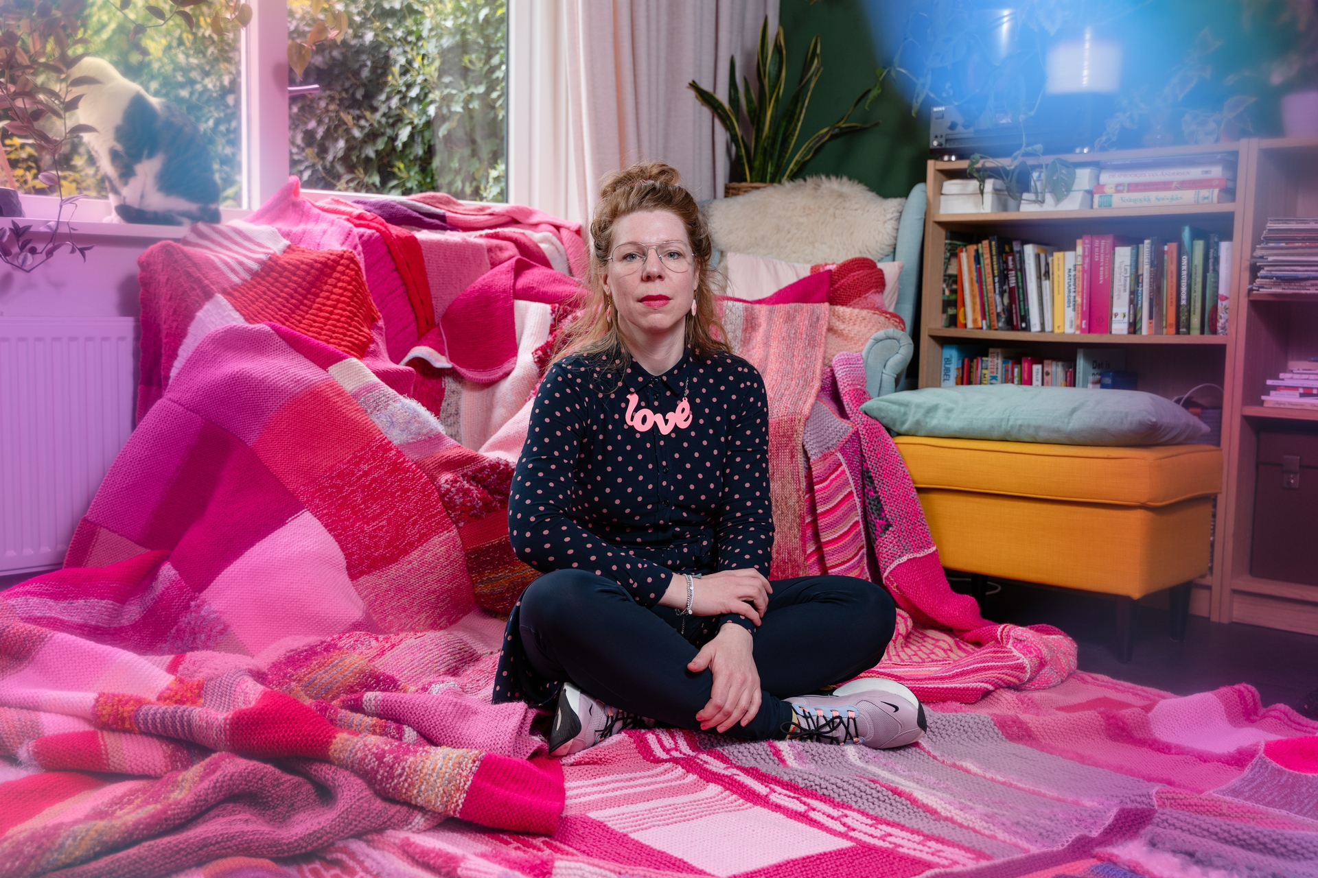 Afbeelding van Breien met Agnes: 'Ik brei een Pink Wall, omdat liefde voor iedereen is' | Nederland protesteert