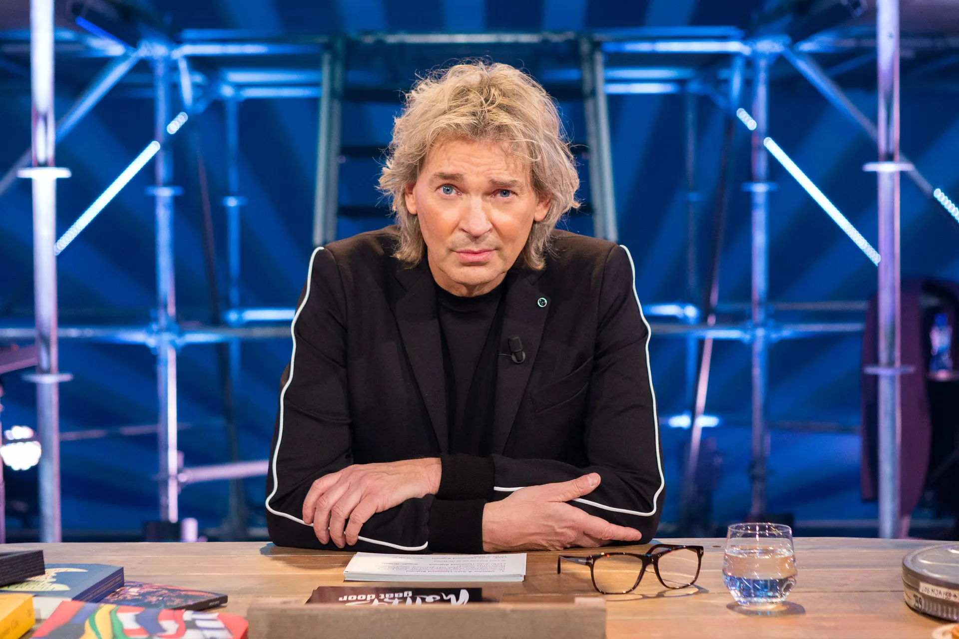 Afbeelding van Matthijs van Nieuwkerk beantwoordt zijn vragen uit ‘Forever young’: kan hij goed alleen zijn?