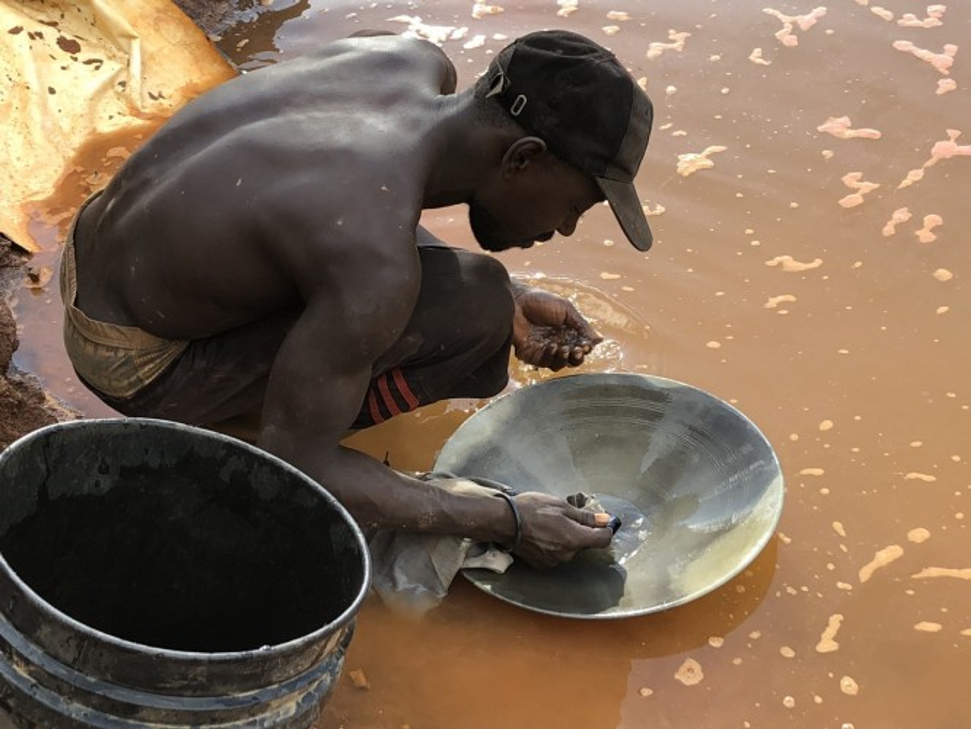 Goudzoeker in Suriname