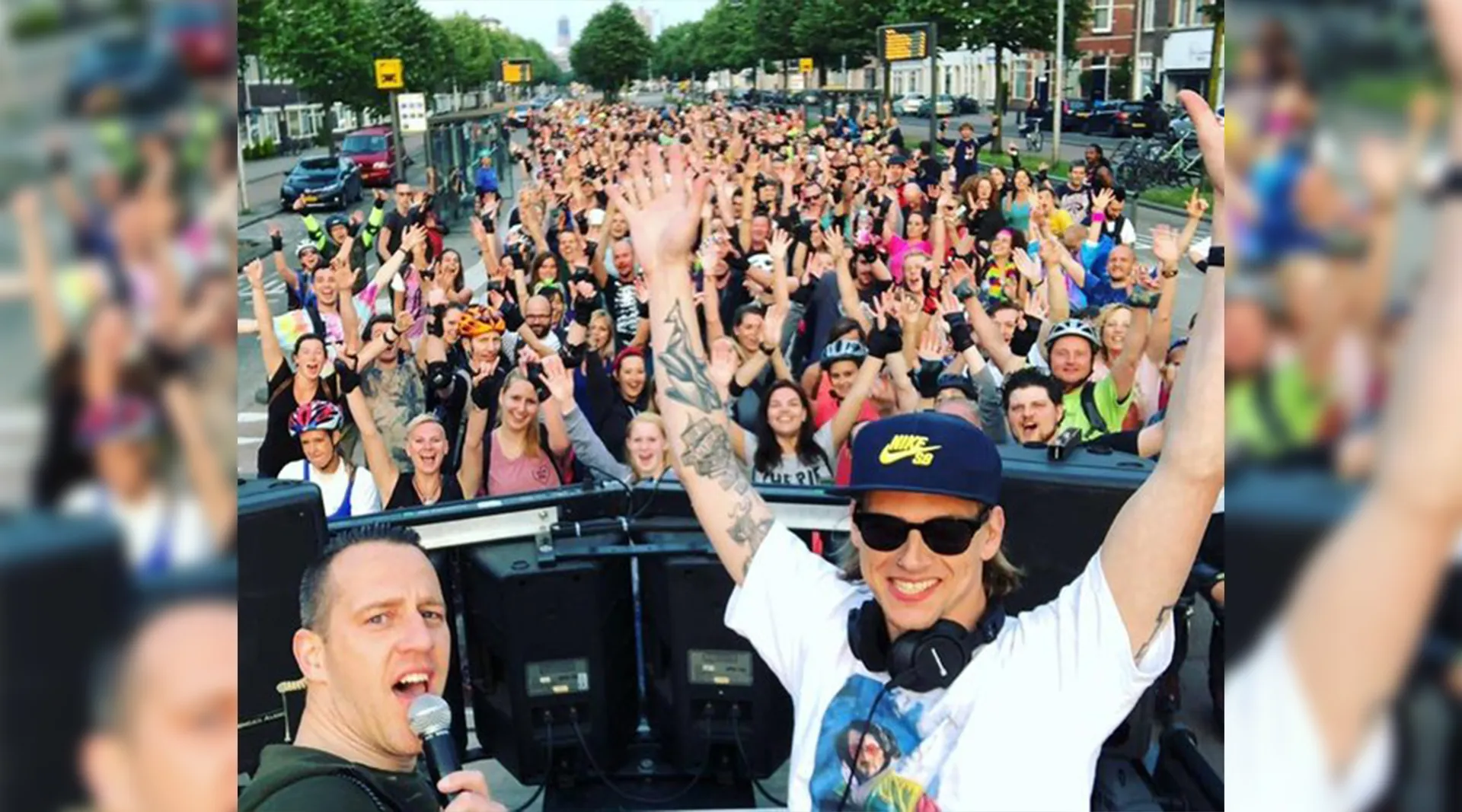 Afbeelding van Jody Bernal en Fiesta Macumba treden op tijdens Sanders Skate Parade