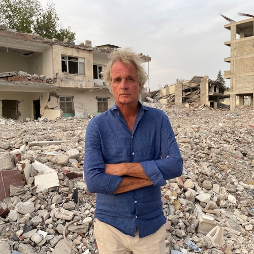 Jeroen Pauw bezocht aardbevings­slachtoffers Turkije: 'Je zag veel vreugde bij mensen dat ze nog leven en tegelijkertijd veel leed'