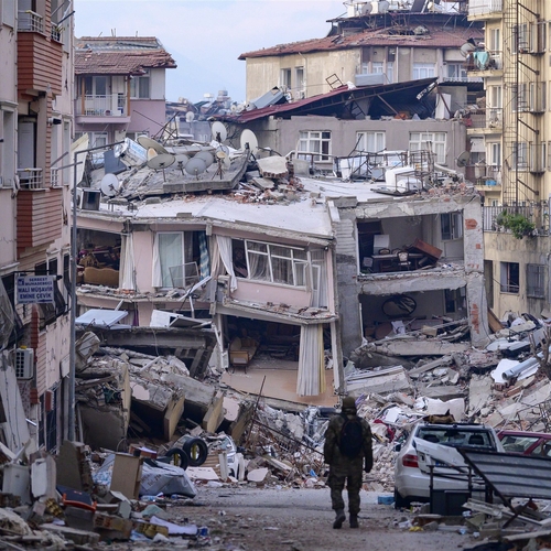 Sinan Can deelt updates uit aardbevingsgebieden in Turkije en Syrië