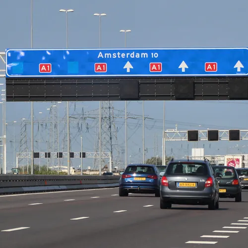 Vrouw wandelt via snelweg naar de Hema