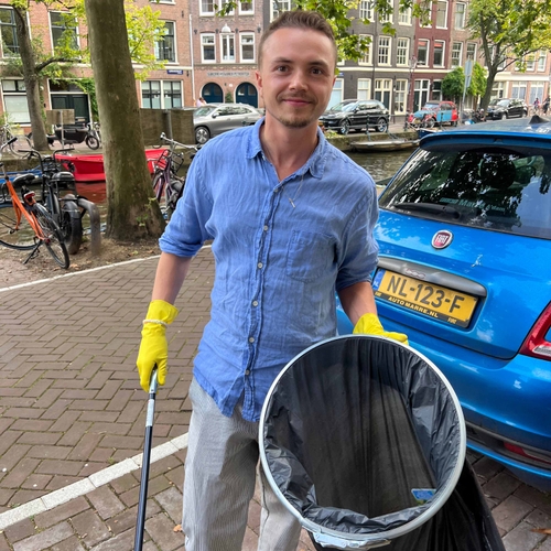 Stefan (27) prikt afval met de Trashy Friends Club: 'Mensen ontmoeten terwijl je samen de stad schoonmaakt'