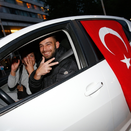 Waarom toeteren Turkse Nederlanders na het winnen van een voetbalwedstrijd?