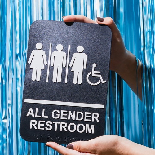 Moeten toiletten op school genderneutraal worden?