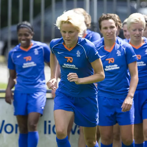 Wanneer krijgen vrouwelijke voetballers evenveel betaald als mannen?