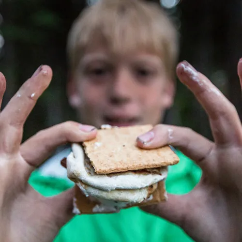 Scholier bakt koekjes met as van grootouders