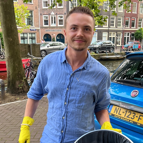 Afbeelding van Stefan (27) prikt afval met de Trashy Friends Club: 'Mensen ontmoeten terwijl je samen de stad schoonmaakt'