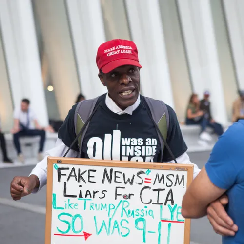 Wie is verantwoordelijk voor de aanpak van nepnieuws op social media?